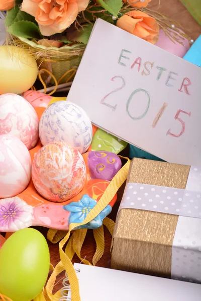 Impostazione pasquale con scatola regalo e decorazione primaverile — Foto Stock