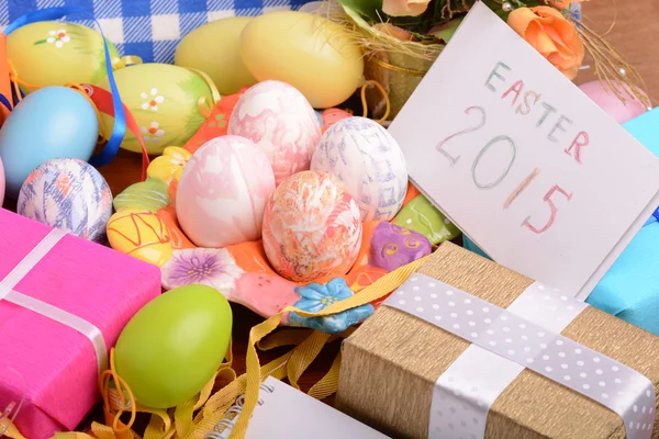 Impostazione pasquale con scatola regalo e decorazione primaverile — Foto Stock