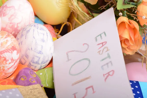 Easter setting with gift box and spring decoration — Stock Photo, Image