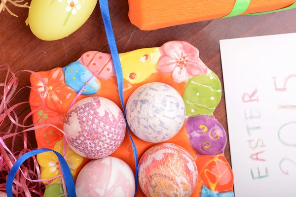 Easter setting with gift box and spring decoration — Stock Photo, Image