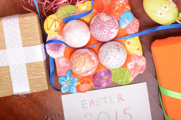 Pasen instelling met geschenk doos en voorjaar decoratie — Stockfoto