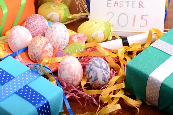 Easter setting with gift box and spring decoration — Stock Photo, Image