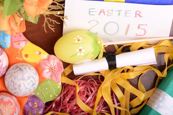 Cenário de Páscoa com caixa de presente e decoração de primavera — Fotografia de Stock
