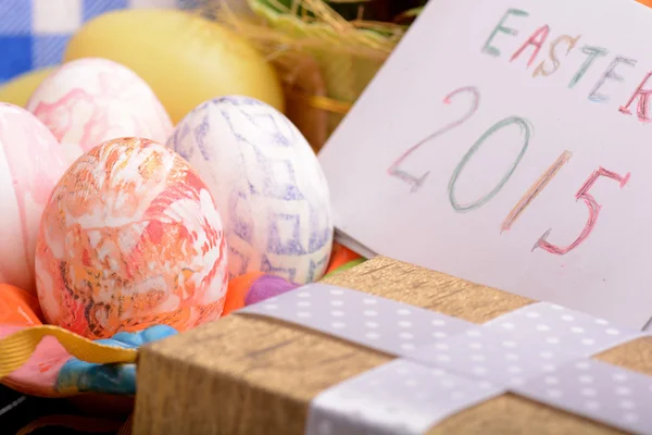 Impostazione pasquale con scatola regalo e decorazione primaverile — Foto Stock