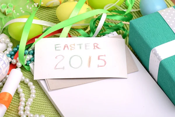 Easter setting with gift box and spring decoration — Stock Photo, Image