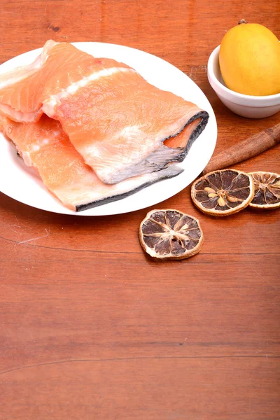 Bit av röd fisk lax med frukt och kanel — Stockfoto