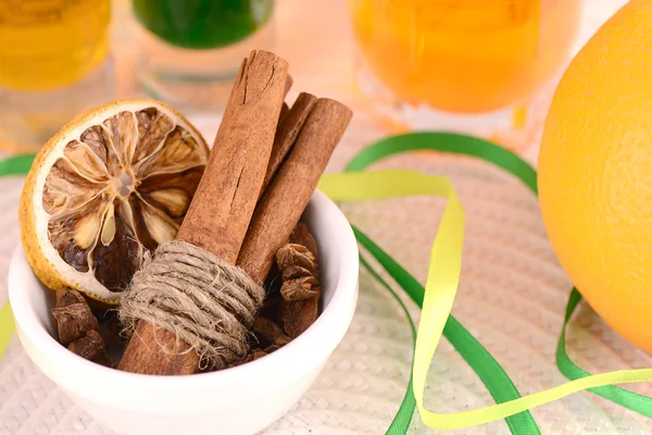 Alte Früchte auf weißem Teller und Saft — Stockfoto