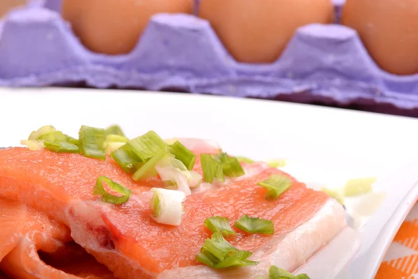 赤魚サーモンと卵のスライス — ストック写真