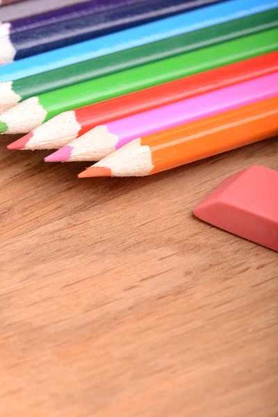 Zestaw na drewnianą deskę z gumki ołówka — Zdjęcie stockowe
