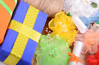 hediye kutusu, yay ve şeritler