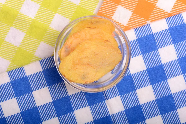 Patatine fritte su ciotola di vetro, da vicino — Foto Stock