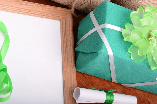 Zielone pudełko i deska, koncepcja wakacje — Zdjęcie stockowe