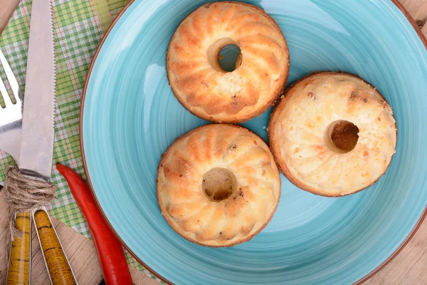 Bolo de queijo em prato azul com pimenta vermelha — Fotografia de Stock