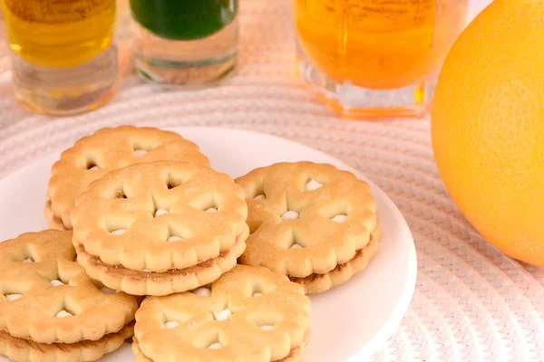 Pastel dulce en plato blanco y frutas — Foto de Stock