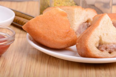 Beyaz plaka üzerinde taze et