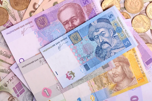 Stapel Oekraïense geld, geïsoleerd op wit — Stockfoto