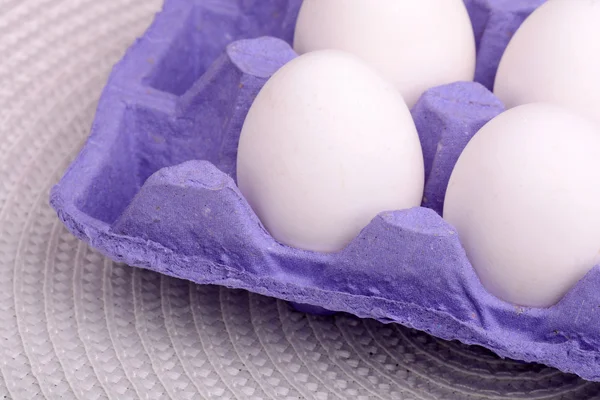 Huevos de gallina en la bandeja del huevo — Stockfoto