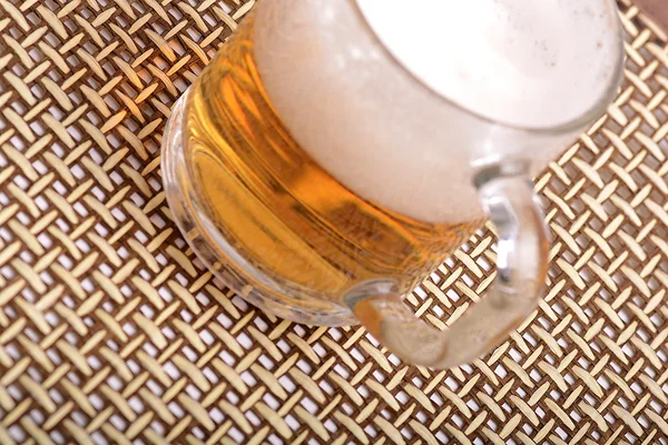 Verre de bière fraîche avec bouchon de mousse — Photo