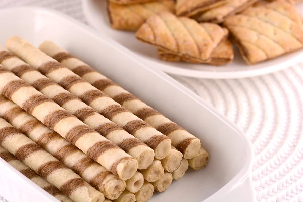 Pastel dulce en plato blanco con limón — Foto de Stock