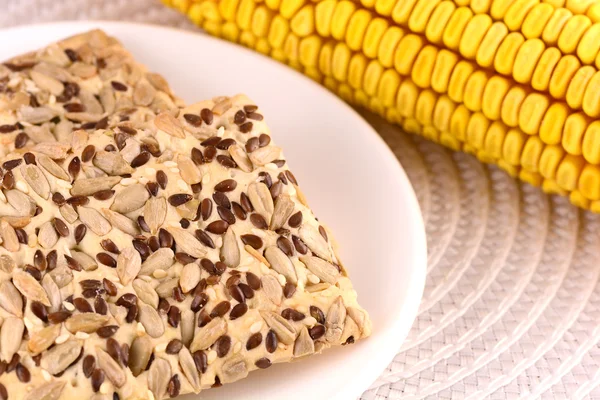 Pastel dulce en plato blanco y maíz — Foto de Stock