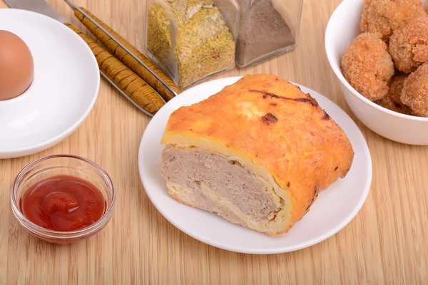 Carne fresca em prato branco com tomate, especiarias e ovos — Fotografia de Stock