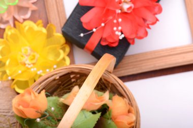 Hediye kutusu ve çiçekler.