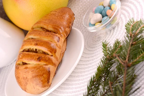 Dolce torta su piatto bianco e frutta — Foto Stock