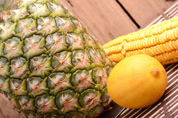 Piña y hortalizas frescas — Foto de Stock