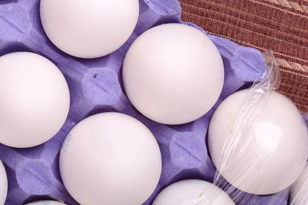 Huevos de gallina en la bandeja del huevo — Stockfoto