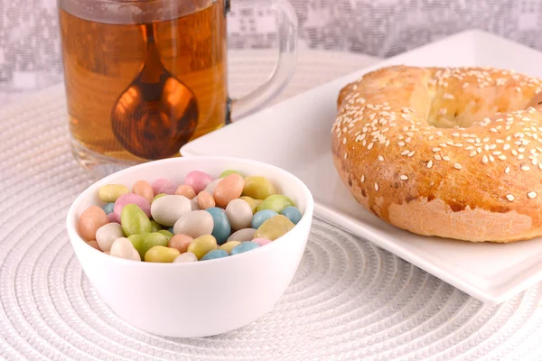 Una taza de té con un pastel y caramelos —  Fotos de Stock