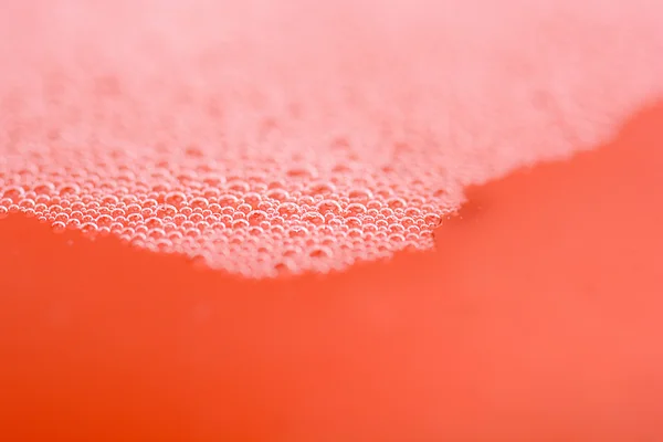 Rode waterdruppels dicht omhoog — Stockfoto