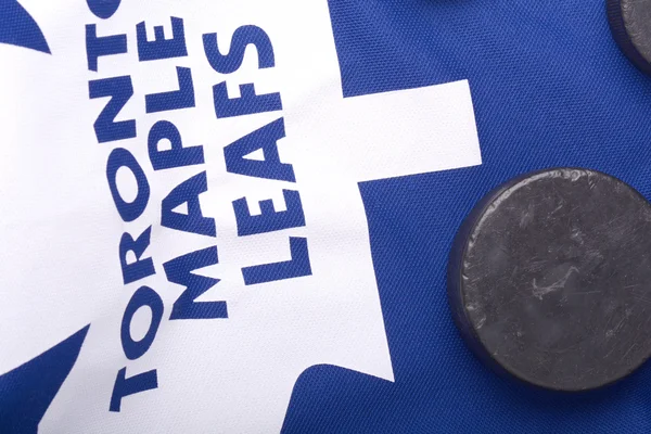 Kharkov Ukrayna 22 Ocak: Toronto Maple Leafs jersey ve eski Hokey diski