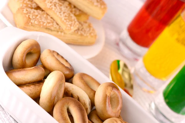 Pastel dulce en plato blanco y jugo — Foto de Stock