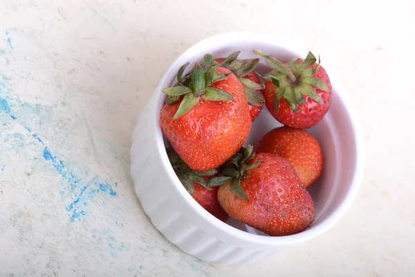 Nahaufnahme Erdbeere auf altem Aquarellteller — Stockfoto