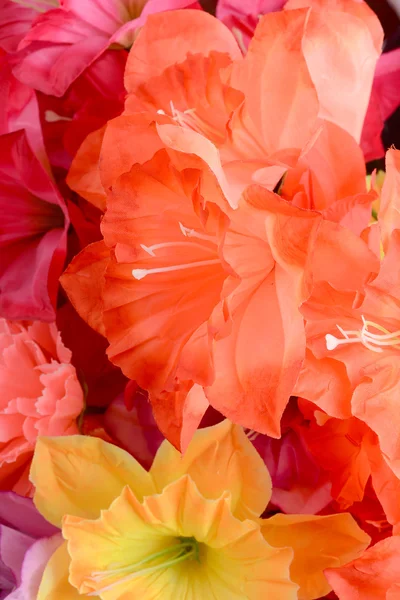 Färgglada konstgjorda blommor — Stockfoto
