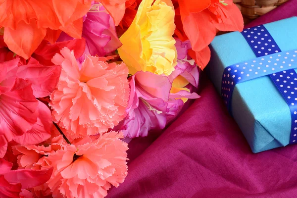 Цветы сладкого цвета из тутовой бумаги с праздничной коробкой подарков — стоковое фото