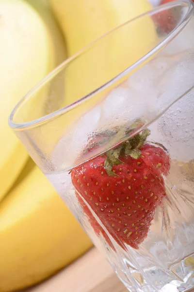 Gesunde Erdbeere mit Früchten — Stockfoto