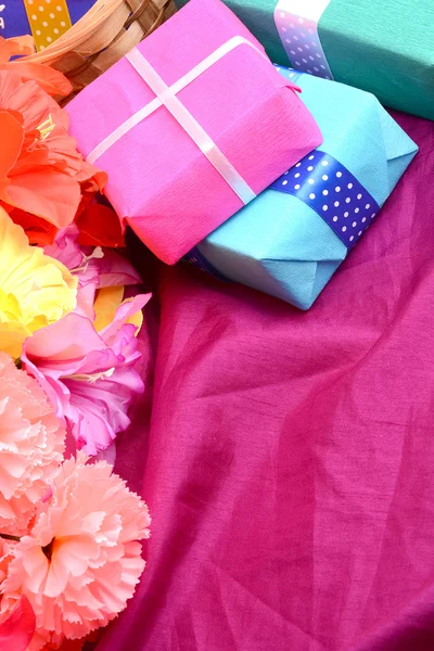 Present gift box and flower bouquet on silk — Stock Photo, Image