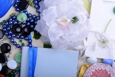 Vintage kadınlar davetiye. Çiçek kağıt şeritler Retro kavramı