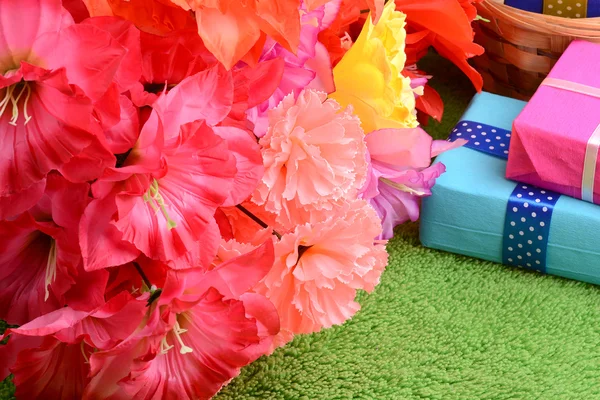 Geschenk-Box und Blumenstrauß auf Seide — Stockfoto