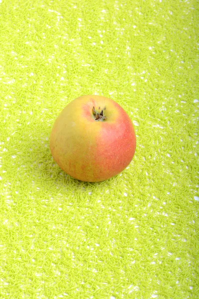Äpple på grön bakgrund — Stockfoto