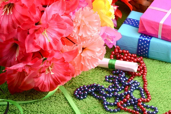 Set de caja de regalo y fondo de flor artificial —  Fotos de Stock