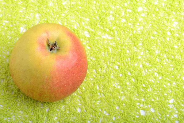 Čerstvé jablko na zeleném pozadí — Stock fotografie