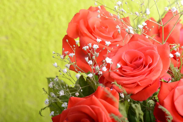 Ramo de rosas rojas oscuras florecientes en jarrón, flor de cerca — Foto de Stock