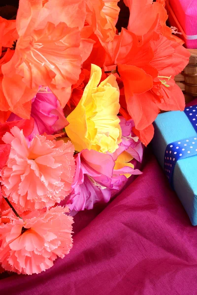 桑紙 whith ホリデイ ・ ギフト箱から甘い色の花 — ストック写真