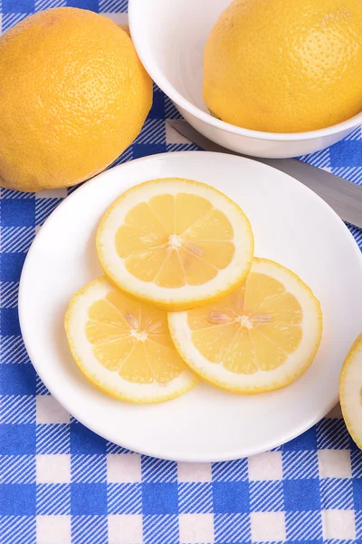 Fresh juicy sliced lemon on a ceramic plate. — Stock Photo, Image