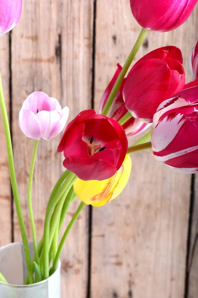 Ramo de tulipanes rojos sobre un fondo de madera, flores de cerca —  Fotos de Stock