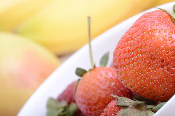 Frutta. Disposizione di vari frutti freschi maturi: banane, mele e fragole primo piano — Foto Stock
