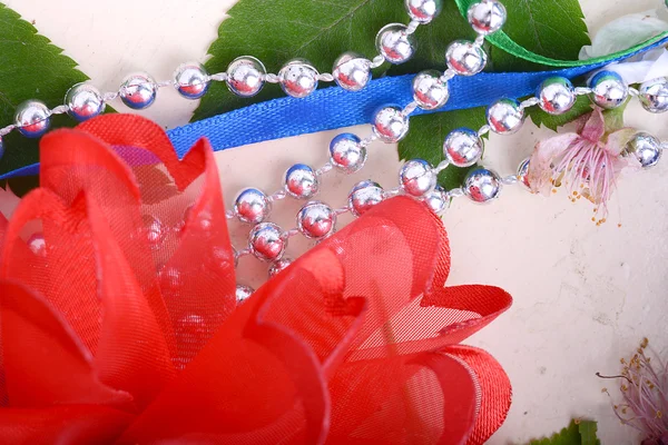 Mesa de escritório com fitas, flores, lápis e pérolas — Fotografia de Stock