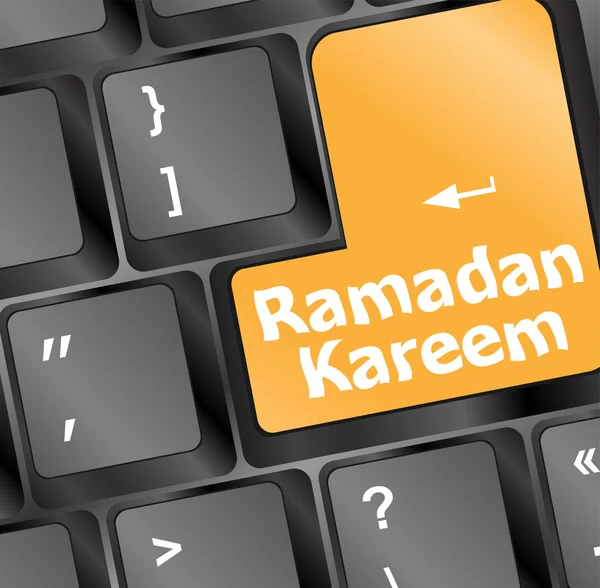 Компьютерная клавиатура с рамадан Карим слово на нем — стоковое фото